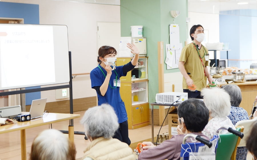 音楽療法を行うセラピスト