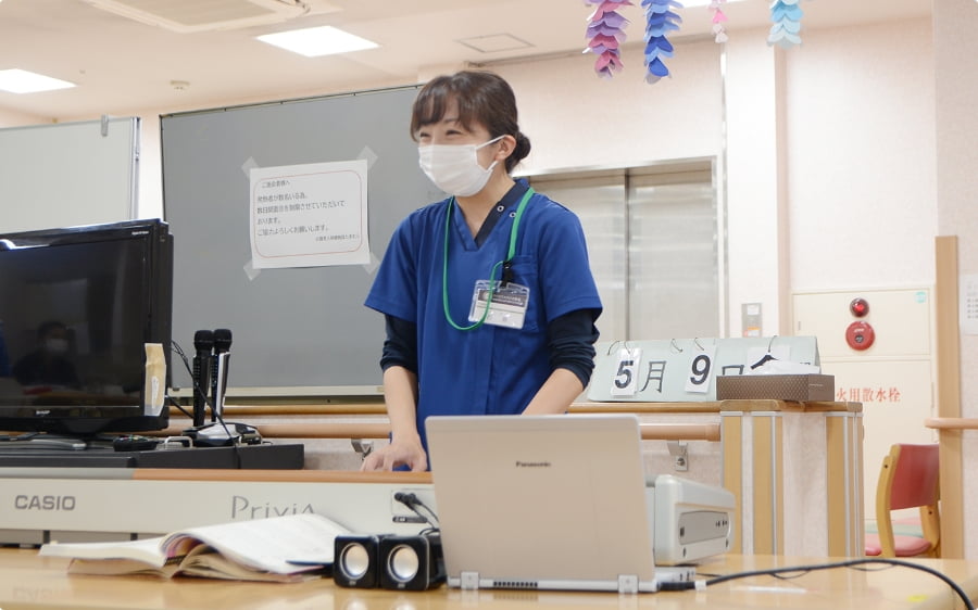 ピアノを弾くセラピスト