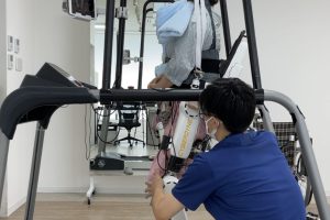 痛みなく左足を伸ばす、地面に足を着ける感覚が蘇った